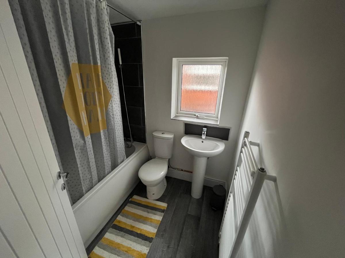 Amazing 8 Person 4 Bedroom And 2 Bathroom Mega House! Kingston upon Hull ภายนอก รูปภาพ