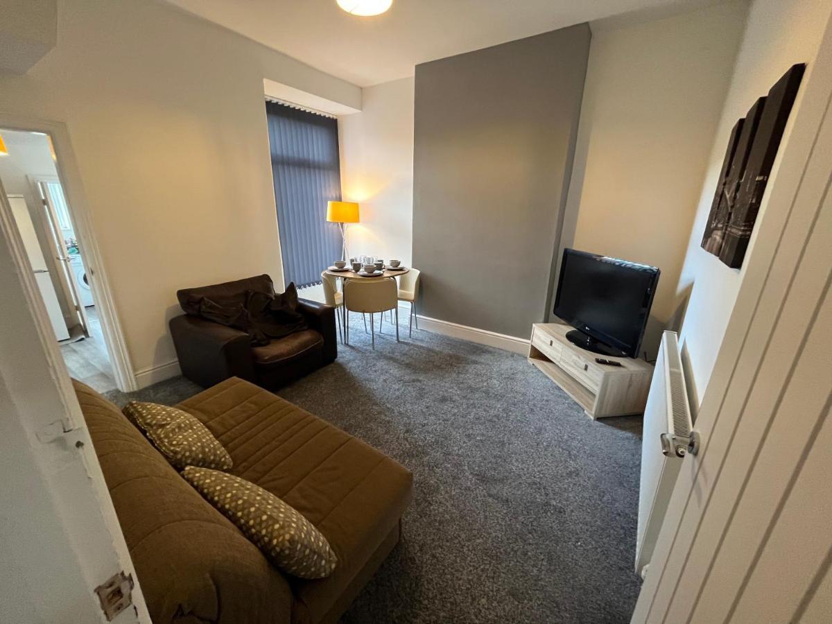 Amazing 8 Person 4 Bedroom And 2 Bathroom Mega House! Kingston upon Hull ภายนอก รูปภาพ
