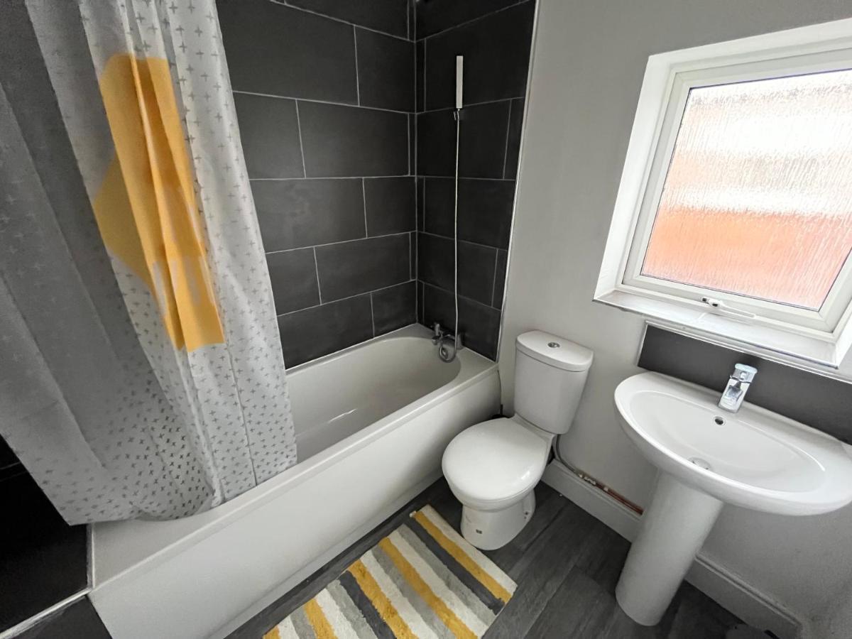 Amazing 8 Person 4 Bedroom And 2 Bathroom Mega House! Kingston upon Hull ภายนอก รูปภาพ
